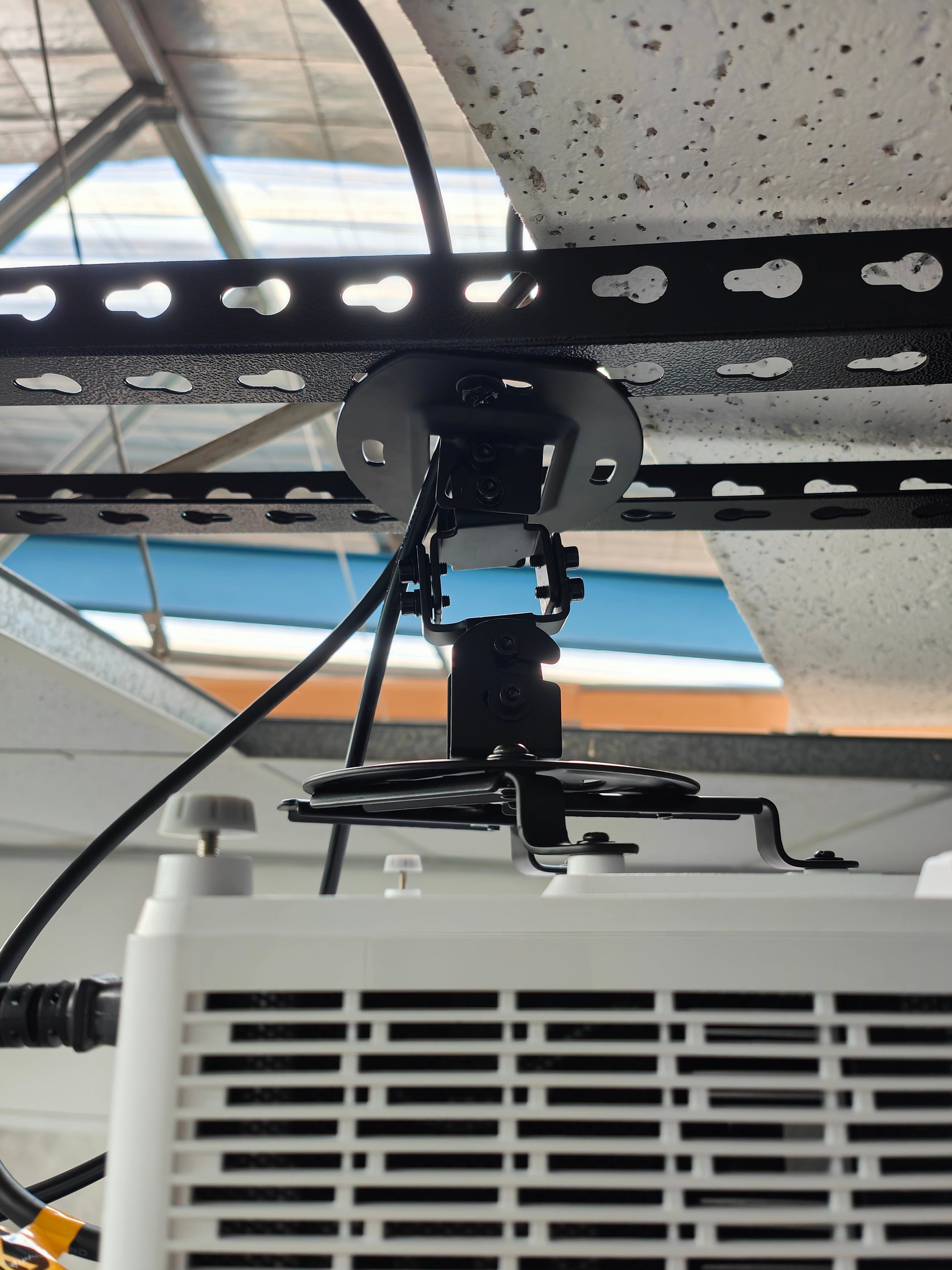 Universal ceiling Projector mount for simulator golf in kaizen golf showroom